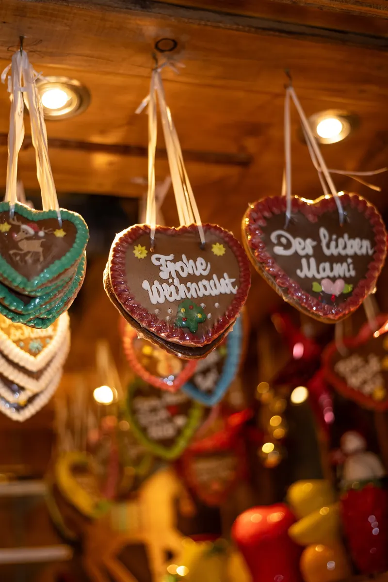 Verzierte Lebkuchenherzen an einem Marktstand