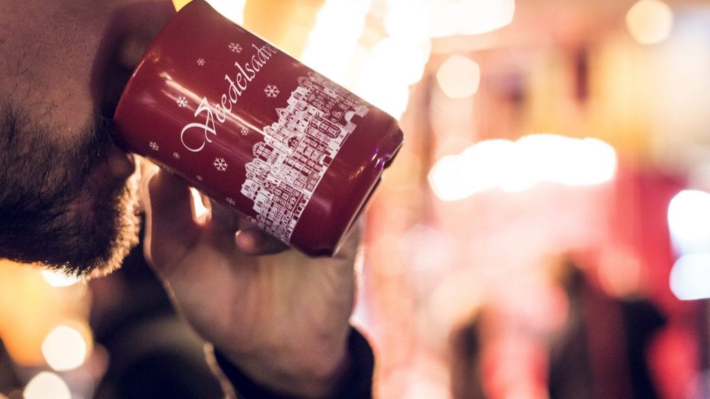 Glühwein auf Weihnachtsmarkt genossen.