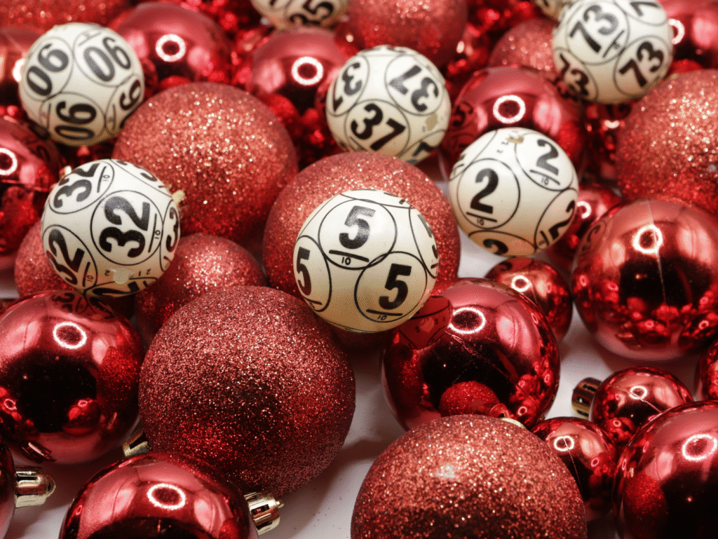 Rote Weihnachtskugeln und weiße Bälle mit Zahlen