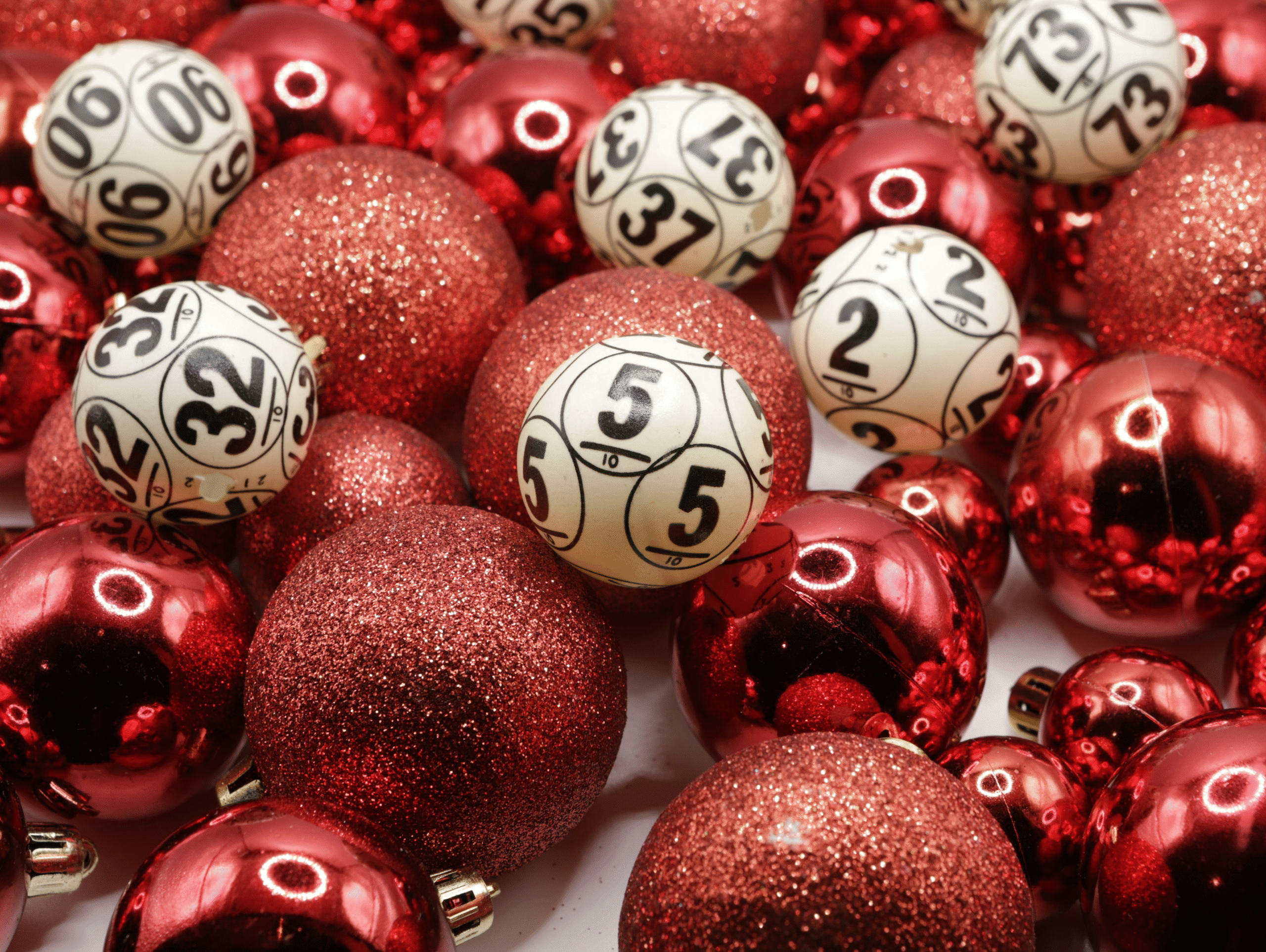 Rote Weihnachtskugeln und weiße Bälle mit Zahlen