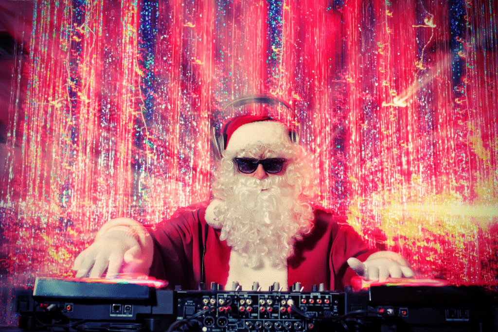 Weihnachtsmann als DJ mit Kopfhörern auf.