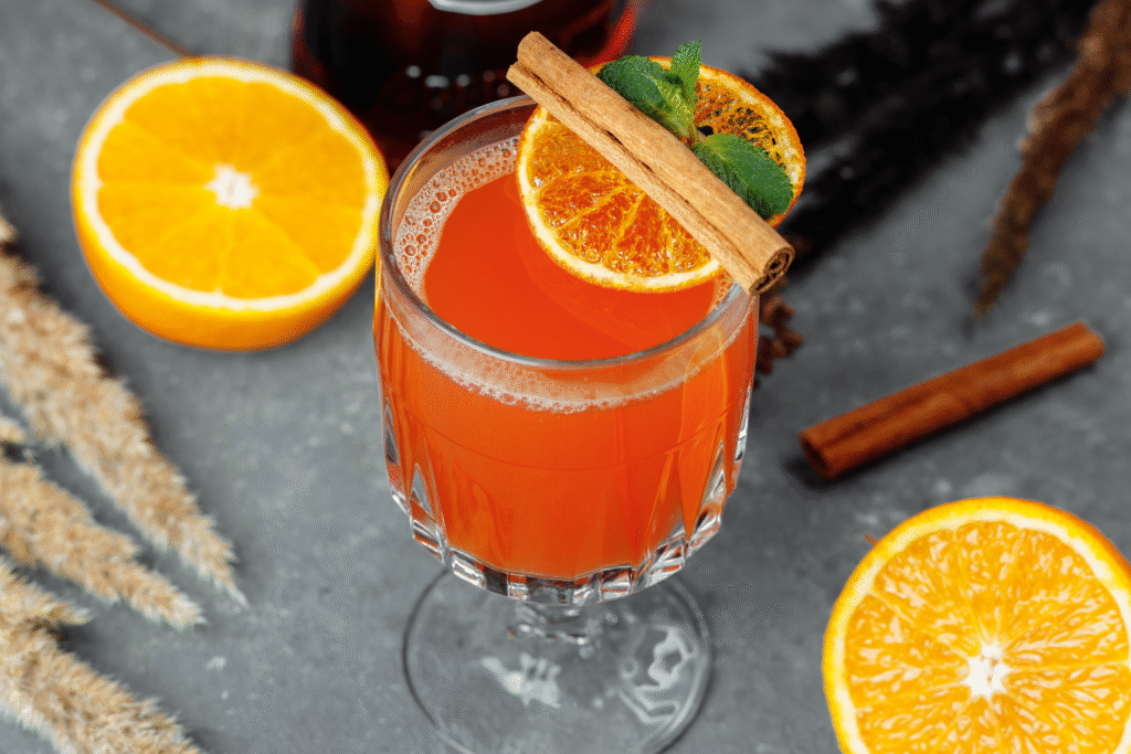 Orangensaft mit Zimtstange und Frischelementen-
