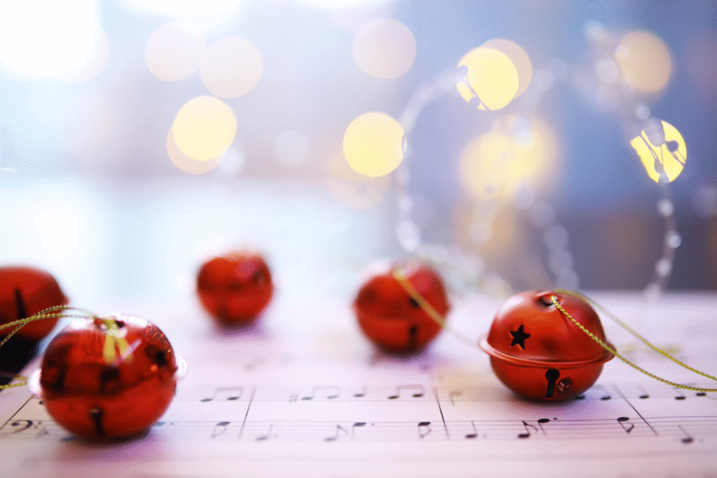 Rote Glocken auf Notenblatt mit Lichtern